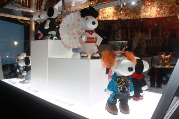 Snoopy and Belle in Fashion costumes by Colleen Atwood. Photo S. Valle